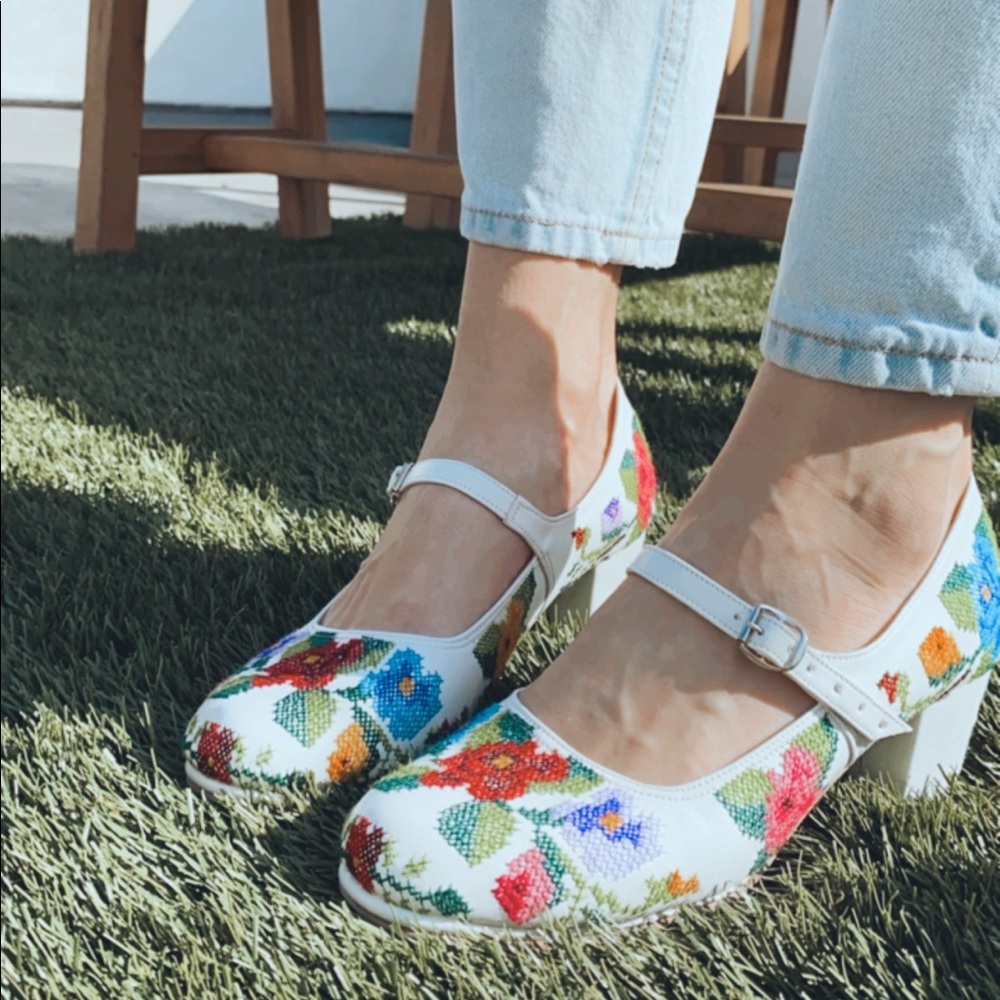 WHITE FLORAL BLOCK HEELS